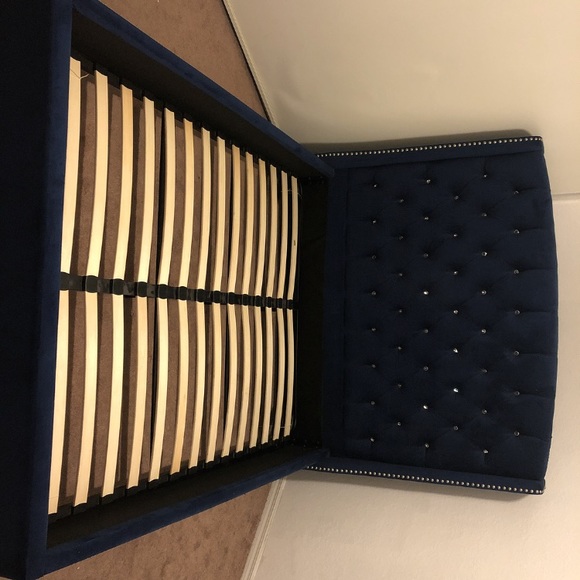 Majestic Blue Queen Platform Bed - Picture 4 of 8